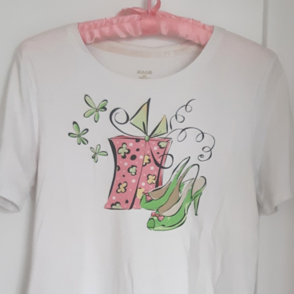 Gift and shoes graphic t-shirt